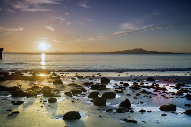 Auckland beach at sunset - Photo Credit: Holger Detje