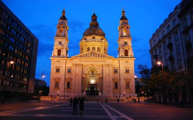 View of St. Stephens Basilica at night - Photo Credit: Immortal Shots